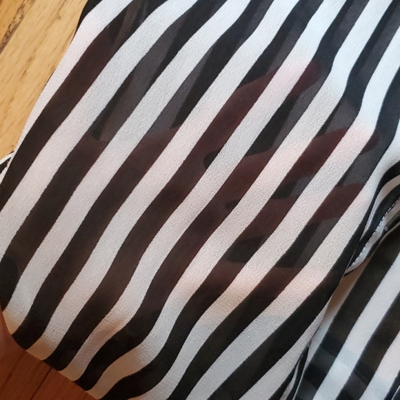 Forever 21 set of 2 button blouses - Picture 3 of 9